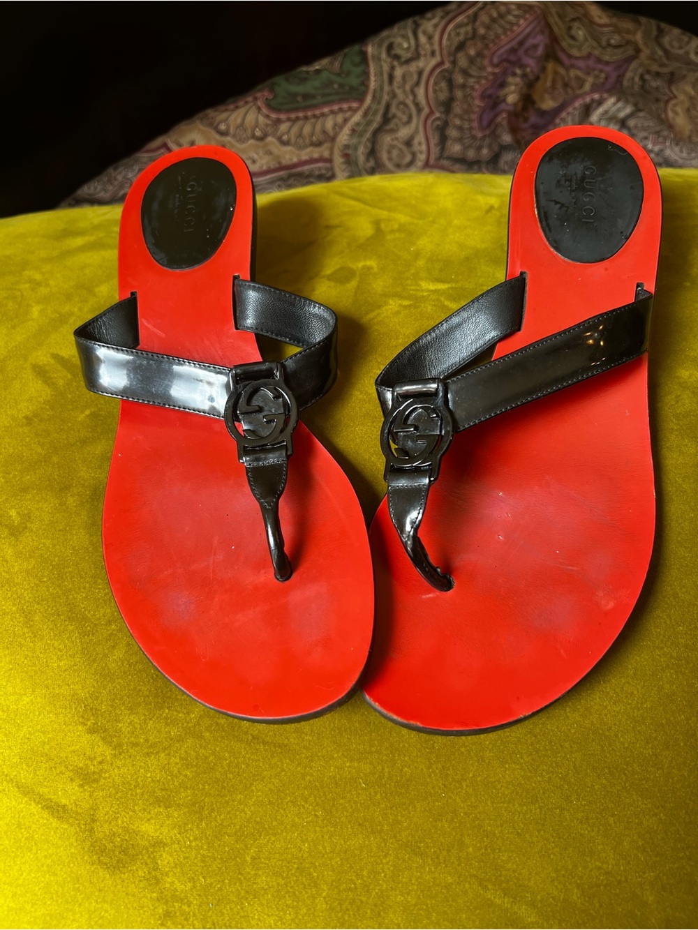 Gucci Red Footbed Black Patent Leather Logo Toe-Post Sandals